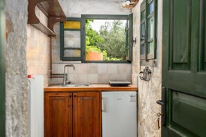 Réfrigérateur, plaque de cuisson, cafetière/bouilloire