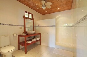 Secadora de cabello, bidet, toallas, jabón 