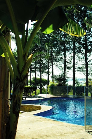 Pool. House on the lake, total relaxation with everything you need, 10' from Concordia.
