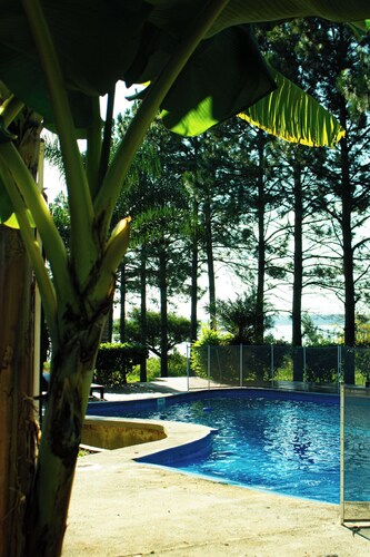 House on the lake, total relaxation with everything you need, 10' from Concordia.