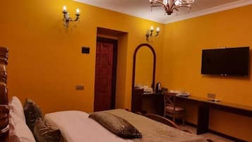 Habitación doble estándar, vista al patio | Sábanas de algodón egipcio y ropa de cama de alta calidad
