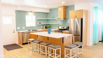 Coffee/tea maker, fridge, microwave, oven