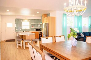 Dining - Blue Haven -Private Heated Pool, Hot tub, Spa, EV (Branson)