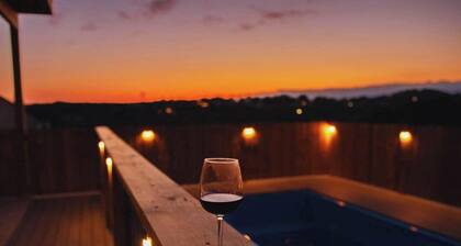 Blue Haven -Private Heated Pool, Hot tub, Spa, EV