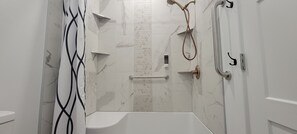 Dusche, Whirlpool, Haartrockner, Handtücher