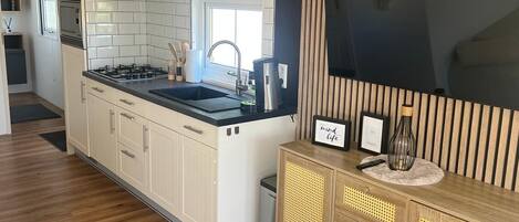 Een koelkast, een magnetron, een oven, een vaatwasser