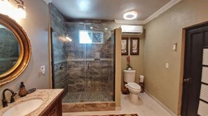 Douche, bidet, savon, papier toilette