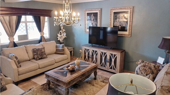 Living area - Beautiful 2-bedroom house in Puerto Peñasco with WiFi, AC (Puerto Peñasco)