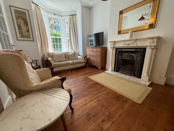 Televisie en een open haard