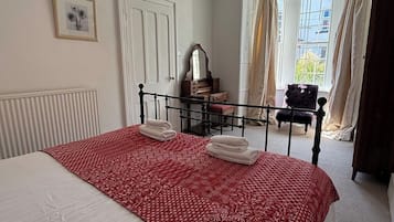 4 bedrooms, iron/ironing board, Internet, bed sheets