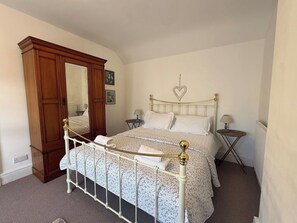 4 bedrooms, iron/ironing board, internet, bed sheets