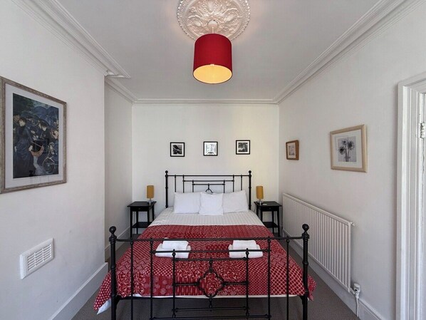 4 bedrooms, iron/ironing board, Internet, bed sheets