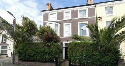 Vale house Family Home in Central Llandudno