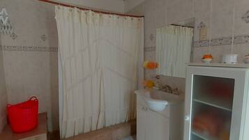 Ducha, secador de pelo, bidet, toallas