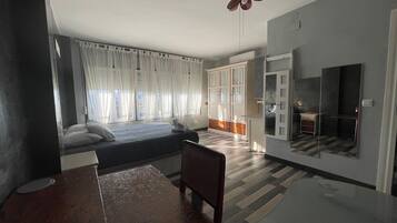 3 bedrooms, desk, free WiFi, bed sheets