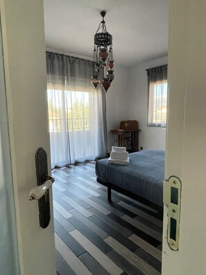 3 bedrooms, desk, free WiFi, bed sheets