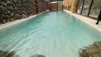 Una piscina techada, una piscina climatizada