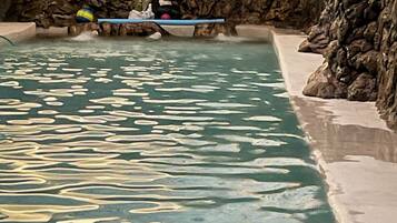 Una piscina cubierta, una piscina climatizada
