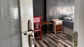 3 bedrooms, desk, free WiFi, bed sheets