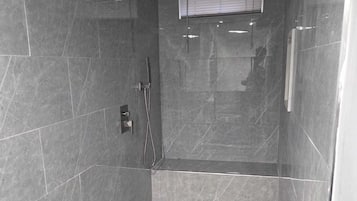 Douche, serviettes fournies, savon, papier toilette