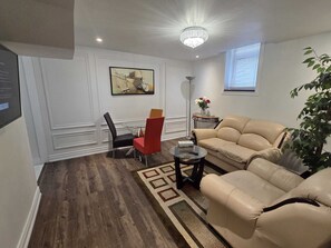 Smart TV - Luxury 2-bed Suite (Mississauga)