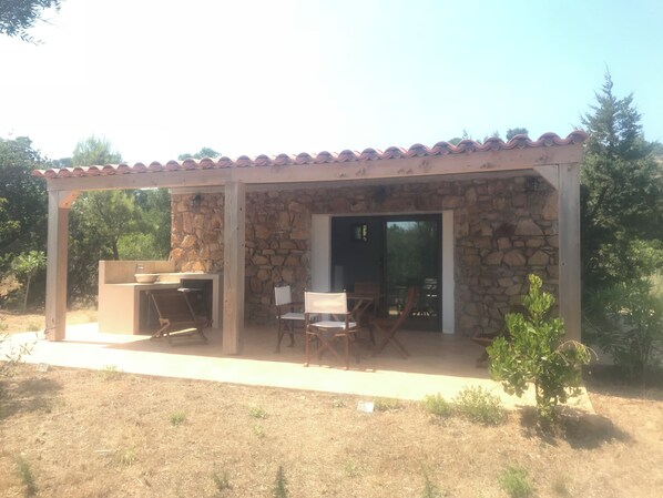 Outdoor dining - Porto Vecchio Self-contained studio 1 min. walk from the beach (Sainte-Lucie-de-Porto-Vecchio)