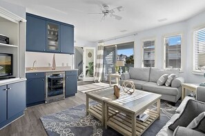 Living area - Large 6 bedroom,7.5 bath house in Avalon, NJ-POOL  & Ocean Views- 3rd from beach (Avalon)