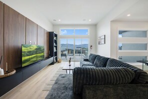 Een smart-tv en een open haard