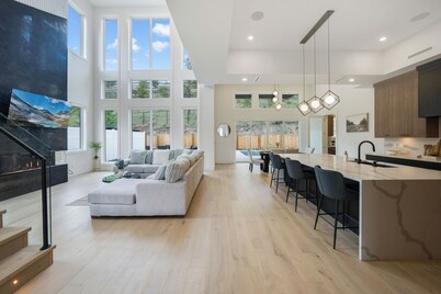 Lake views, Pool & Retreat Backyard patio + BBQ!