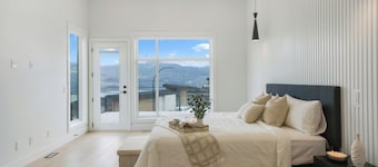 Lake views, Pool & Retreat Backyard patio + BBQ!