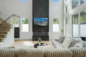 Smart TV y chimenea 