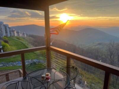 Breathtaking mountain views in a 2-bedroom condo at Wintergreen Resort