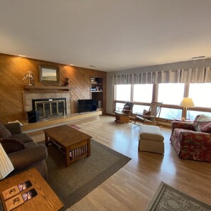 Smart TV, fireplace - Breathtaking mountain views in a 2-bedroom condo at Wintergreen Resort (Wintergreen Resort)
