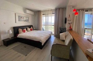 1 dormitorio, tabla de planchar con plancha, wifi y ropa de cama