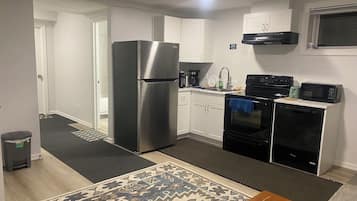 Grand réfrigérateur, micro-ondes, four, plaque de cuisson