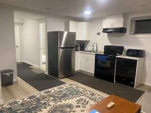 Full-sized fridge, microwave, oven, stovetop - Blue Kuti B&B (Edmonton)