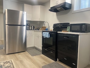 Refrigerador con freezer, microondas, horno, placa de cocina