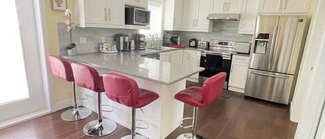 Een microgolfoven, een oven, een kookplaat, een vaatwasser