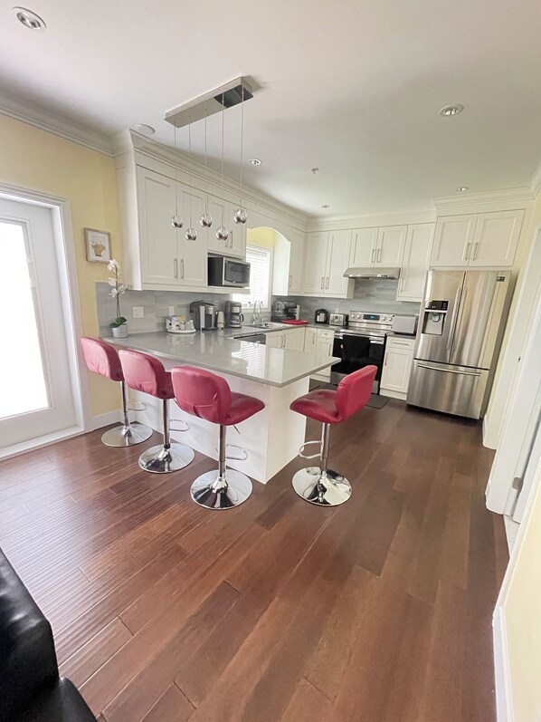 Micro-ondes, four, plaque de cuisson, lave-vaisselle