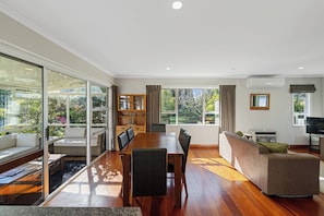 TV - Bell Cottage - Oakura Holiday Home (New Plymouth)