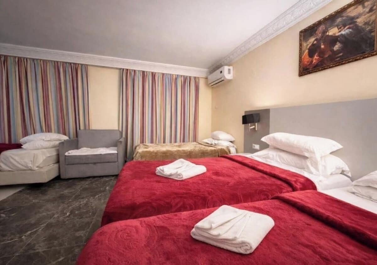 Tremannsrom – basic | Skrivebord, wi-fi (inkludert) og sengetøy