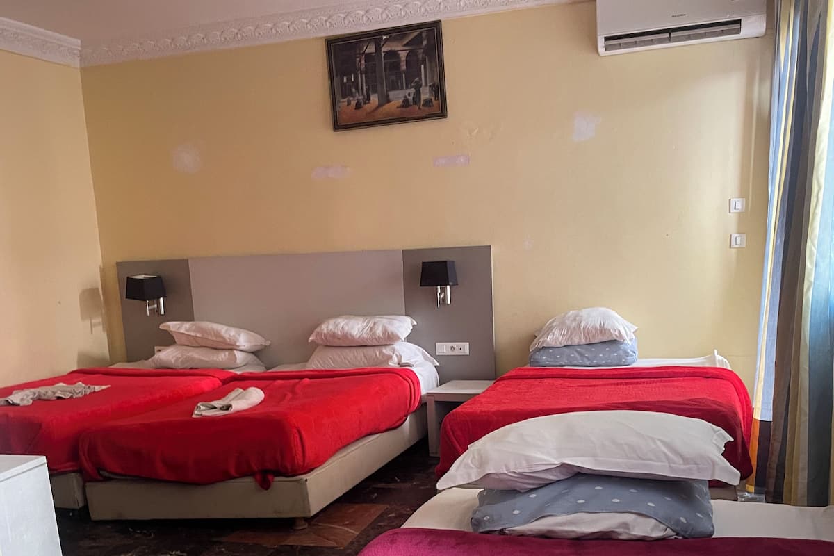 Family Quadruple Room | Desk, free WiFi, bed sheets