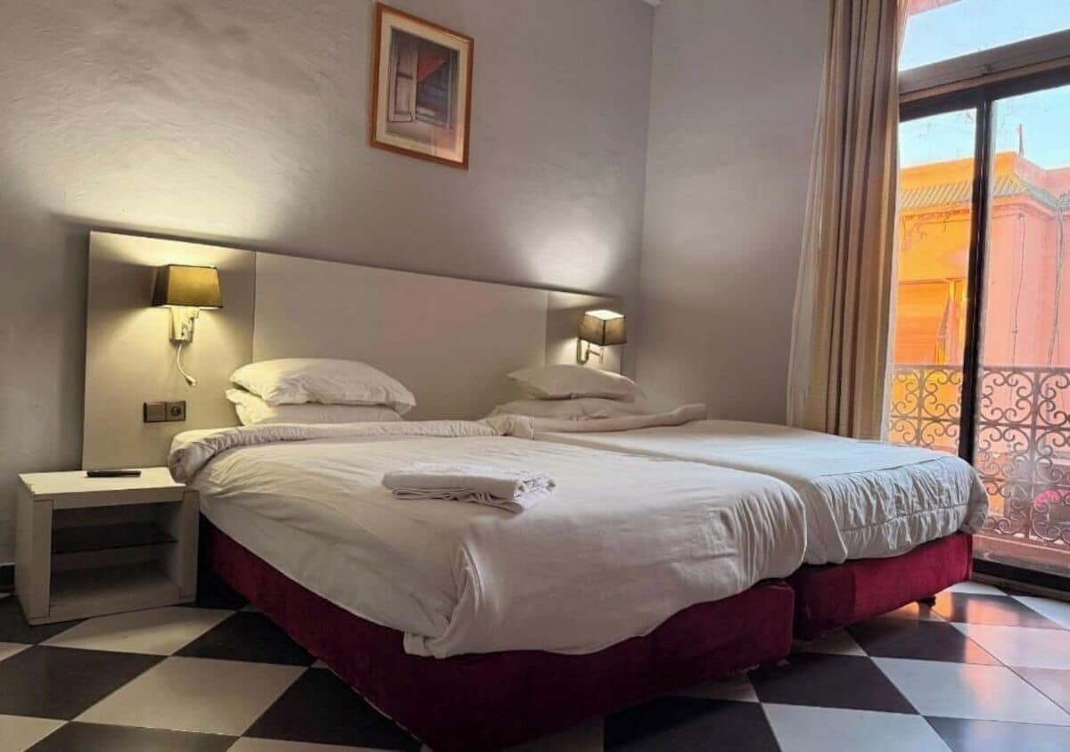 Skrivebord, wi-fi (inkludert) og sengetøy