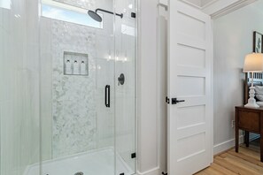 Shower, hair dryer, towels, soap - Steps to Beach, 3 King Suites w/ Private Baths, Tiki Bar (Bolivar Peninsula)