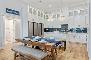Dining - Steps to Beach, 3 King Suites w/ Private Baths, Tiki Bar (Bolivar Peninsula)