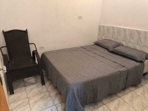 Habitación básica doble | Espacio para trabajar con laptop y wifi gratis 