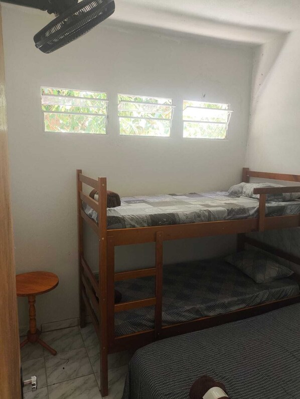 Espacio para trabajar con laptop y wifi gratis 