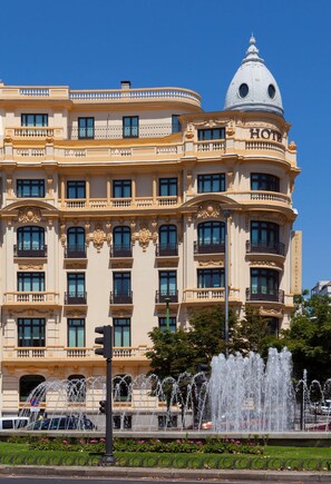 Un hôtel à plusieurs étages, doté d’un dôme imposant et de balcons.