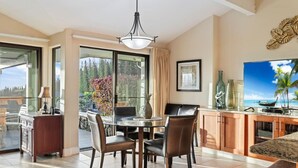 Una cocina moderna con comedor, ventanas amplias y vistas al exterior.