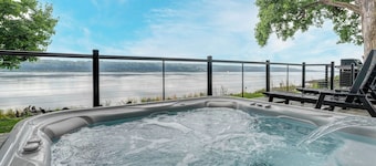 Hot tub on water, 5min HITS, 20mi to Hunter skiing